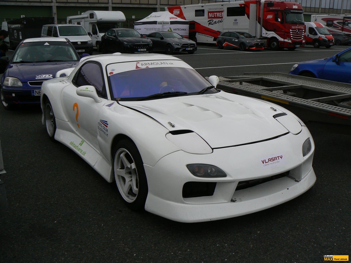 Biela Mazda RX-7 v depe